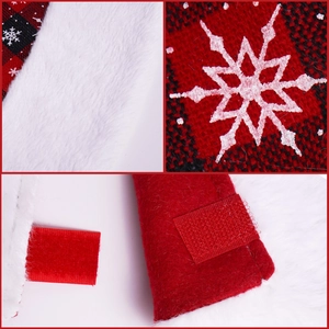 Detail van rood-zwarte geruite kerstboomschort met pluche rand en sneeuwvlokprint