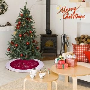 Jupe de sapin de Noël rouge avec broderie de flocons blancs et bordure en peluche