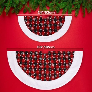 Detail van rood-zwarte geruite kerstboomrokken met een witte rand van zacht imitatiebont