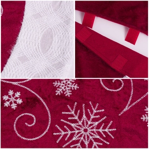 Détail de la jupe de sapin de Noël en velours rouge avec broderie flocon et bordure blanche