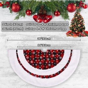 Detail van de rood-zwarte kerstboomrok met ruitpatroon en een witte rand van imitatiebont