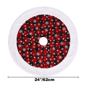 Macro-opname van 62cm rood-zwarte kerstboomschort met witte sneeuwvlokken en een rand van pluche