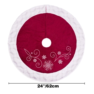Détail du tapis de sapin de Noël rouge avec flocons brodés et bordure en dentelle