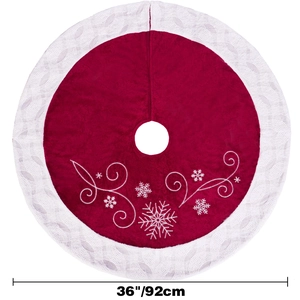 Détail du tapis de sapin de Noël rouge 92 cm avec bordure dentelle et broderie flocon