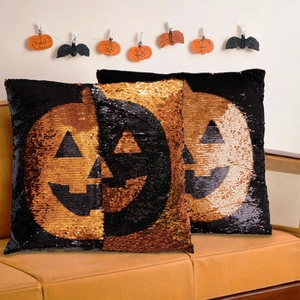 Cojines de Halloween con lentejuelas reversibles y diseño de calabaza en sofá naranja