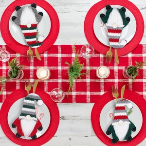 Set de 4 porta cubiertos de gnomos navideños con gorros de rayas para decorar la mesa