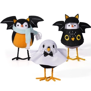 Trois figurines d'oiseaux d'Halloween avec costumes de fantôme et chauve-souris sur fond blanc
