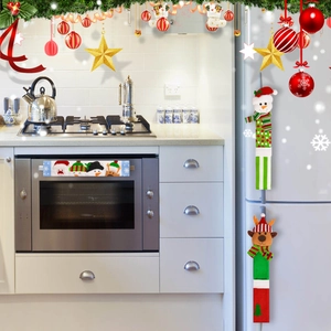 Dettaglio copri maniglie natalizie per frigo e forno con motivi di Babbo Natale e pupazzo di neve
