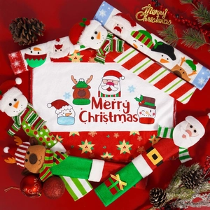 Dettaglio dei coprimaniglie ricamati con Babbo Natale e renne per decorazioni natalizie