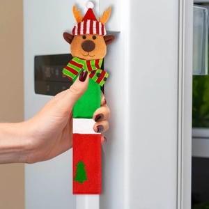 Dettaglio copri maniglia frigo natalizio a forma di renna con decorazioni 3D festive