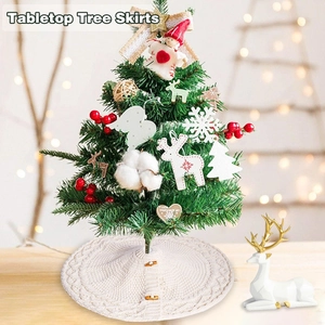 Detalle macro de la falda para mini árbol de punto blanco con elegantes botones de madera