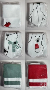 Nahaufnahme von Plüsch-Weihnachtssocken mit Pinguin, Eisbär und Fuchs Motiven