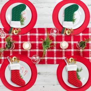 Nahaufnahme festlicher rot-grüner Strick-Socken als Besteckhalter für die Tafel