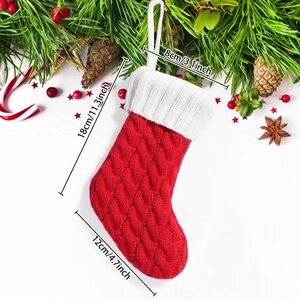 Nahaufnahme der roten Strick-Weihnachtssocke mit Maßen und Aufhängeschlaufe