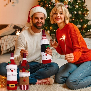 Driedelige gebreide kerstwijnfleshoezen met kerstman-, rendier- en sneeuwmanontwerpen