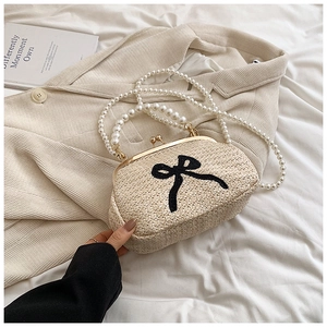 Mini sac en paille beige avec nœud noir et élégante bandoulière en perles pour l'été