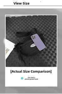 Comparaison de taille montrant la sacoche noire avec smartphone et batterie externe