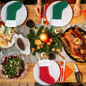 Mini-Weihnachtssocken aus Strick als Besteckhalter für festliche Tischdekoration