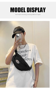 Détail d'un sac de poitrine en toile noire avec bandoulière réglable de style streetwear