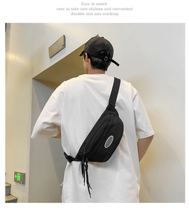 Vue arrière d'un sac bandoulière noir minimaliste avec cordons et sangle à boucle réglable