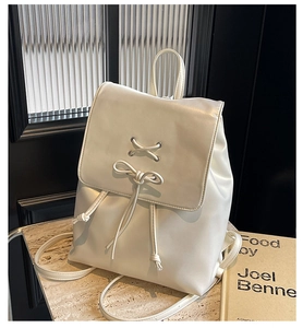 Détail d'un sac à dos blanc en cuir PU style ballet avec nœud papillon et lacets