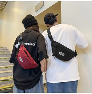 Couple portant des sacs de poitrine de sport bordeaux et noirs avec sangle ajustable