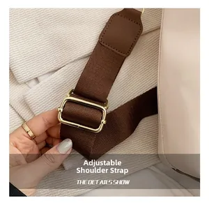 Detailaufnahme des gewebten Schultergurts mit Gold-Schnalle an der Kontrast-Tasche