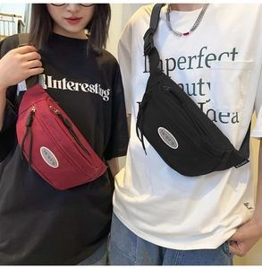 Détails des sacs bandoulière en nylon bordeaux et noir avec sangles réglables sur modèles