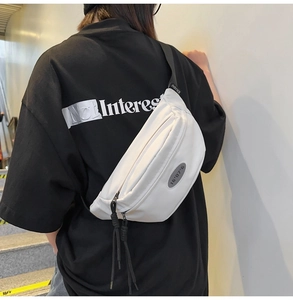 Détail d'un sac bandoulière blanc en nylon imperméable avec fermeture à glissière à gland