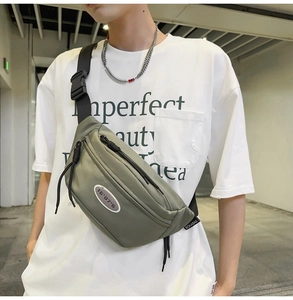 Détail du sac bandoulière vert sauge montrant le nylon haute densité et la sangle réglable