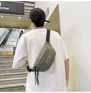Sac bandoulière urbain en nylon vert olive avec sangle réglable sur modèle homme