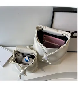 Intérieur spacieux du sac à dos à nœud blanc montrant la capacité pour tablette et objets