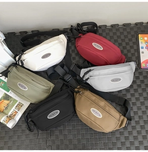 Sac banane en nylon léger présenté en six couleurs dont kaki et vert militaire