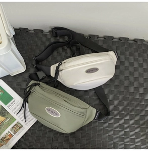 Détail de sacs bandoulière en nylon imperméable avec bretelles réglables et boucles