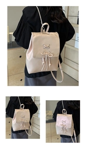 Détail d'un sac à dos beige style ballet avec nœud et bretelles réglables