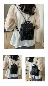Détail du mini sac à dos noir style ballet avec laçage corset et nœud élégant