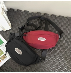 Gros plan de sacs de poitrine sportifs minimalistes noir et rouge avec sangles