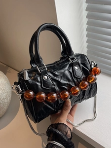 Bolso Boston negro plisado con cadena de cuentas de ámbar y correa metálica plata