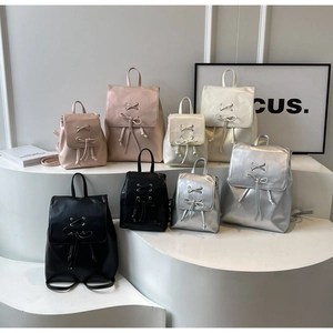 Détail de nœud sur sacs à dos style ballet en plusieurs couleurs et tailles
