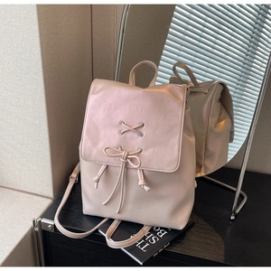 Vue détaillée du sac à dos beige style ballet avec rubans croisés et nœuds