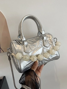 Bolso Boston plisado plata con cadena de mármol y doble correa para hombro
