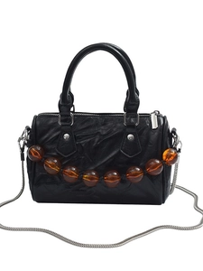 Bolso Boston plisado negro con cadena de resina ámbar y correa metálica de hombro