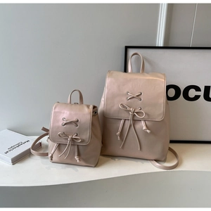 Détails de deux sacs à dos roses style ballet avec nœuds décoratifs et laçage doux