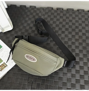 Détail du sac de poitrine en nylon vert armée avec écusson et logo BOKABAG