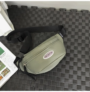Détail du sac banane en nylon vert militaire avec sangle réglable et fermeture à boucle