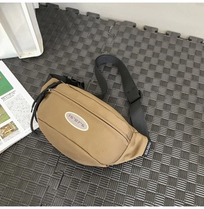 Gros plan du sac de poitrine sport kaki avec étiquette BOKABAG et boucle de sangle réglable