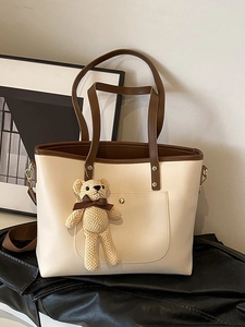 Große Shopper-Tasche in Creme und Braun aus PU-Leder mit Bärenanhänger und Schultergurt