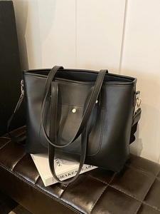 Große schwarze Tote-Bag aus Kunstleder mit goldener Schnallentasche und breitem Schultergurt