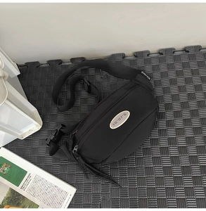Détail du sac bandoulière en nylon noir imperméable avec sangle à boucle réglable