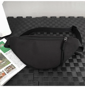 Gros plan du sac bandoulière noir en nylon durable avec détails de fermeture éclair